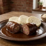 Hovězí ptáček klasický – slanina, cibule a kyselá okurka v tmavé omáčce