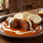 Hovězí ptáček po maďarsku – paprika a klobása v paprikové omáčce se zakysanou smetanou