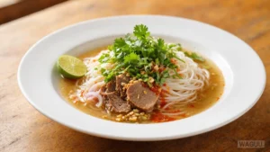 Bún Bò Huế – výrazná pikantní nudlová polévka pocházející z města Huế, připravovaná z hovězího masa, někdy vepřového kolena, silného vývaru, citronové trávy a chilli.