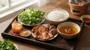 Bún Chả – grilované vepřové plátky a placičky s rýžovými nudlemi a sladkokyselou omáčkou