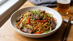Chow Mein (炒面) – restované nudle se zeleninou, sójovou omáčkou a podle varianty s kuřecím, hovězím masem, krevetami nebo tofu.