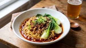 Dan Dan Noodles (担担面) – sečuánské nudle s pikantní omáčkou z chilli oleje, sezamové pasty, sójové omáčky a často také mletého masa a nakládané zeleniny.