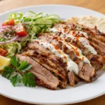 Döner Kebab – Tenké plátky kořeněného masa opékaného na vertikálním grilu, podávané v chlebu, placce nebo na talíři se zeleninou a omáčkami.