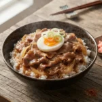 Gyudon – miska rýže přelitá tenkými plátky hovězího masa a cibulí dušenými v sladko-slané omáčce