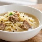 Fårikål – Norwegisches Traditionsgericht aus Lammfleisch und Kohl, langsam geschmort mit ganzen schwarzen Pfefferkörnern und serviert mit Salzkartoffeln.