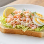 Räkmacka – Schwedisches Stauden-Sandwich mit einer üppigen Schicht Krabben, Ei, Salat, Zitrone und Mayonnaise-Dressing.